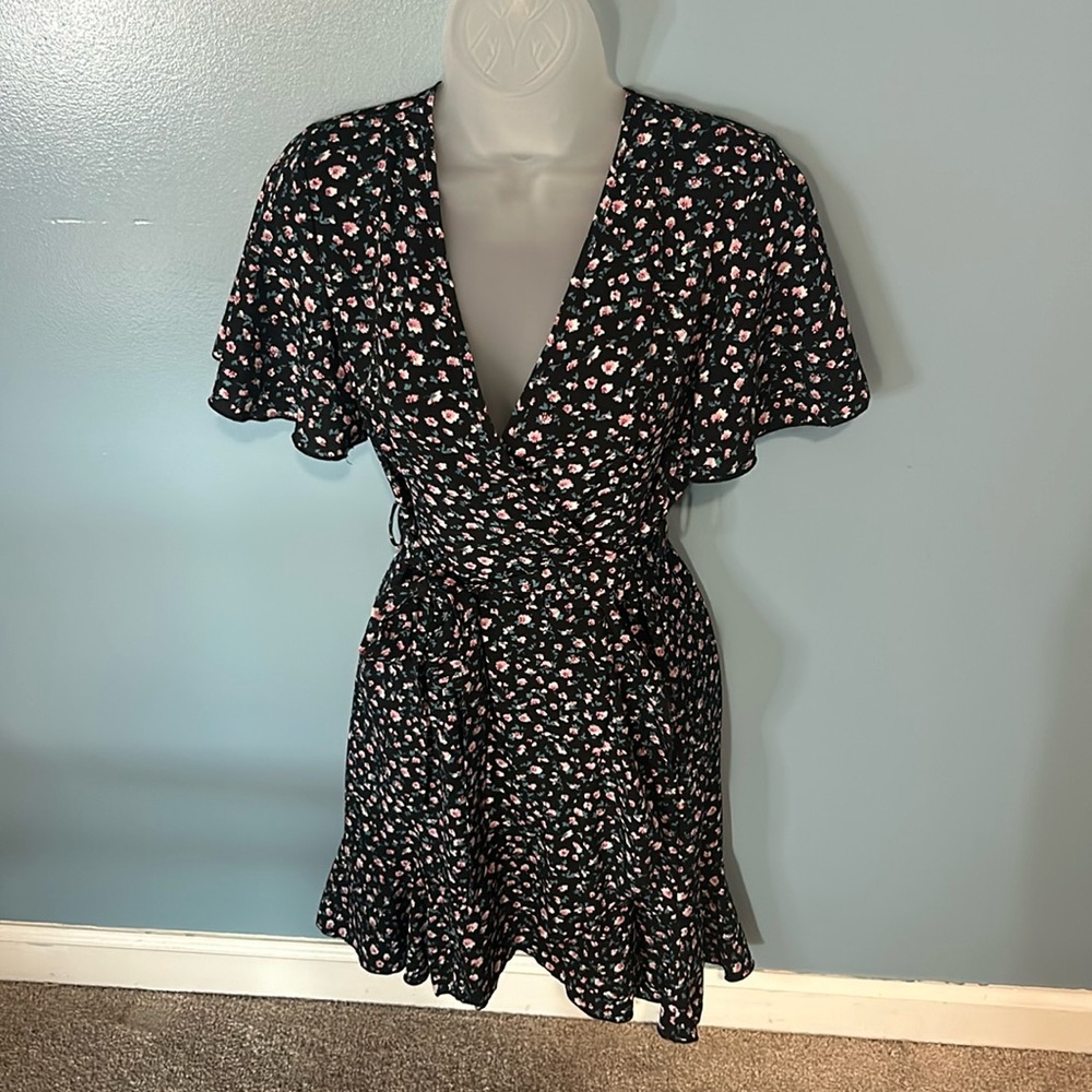 Super cute, feminine, size small, ruffled and belted summer dress